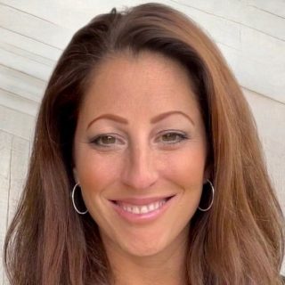 Lisa Enda Headshot SQUARE